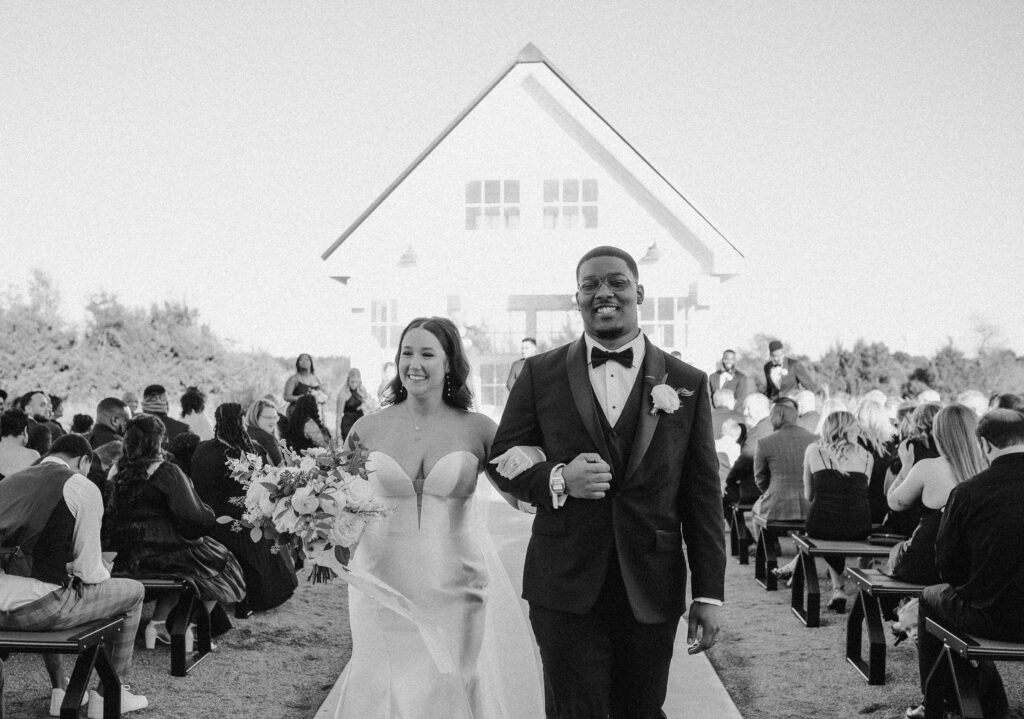 Black and White Modern Wedding at Davis and Grey Farms by Dallas Wedding Photographer Kyrsten Ashlay Photography