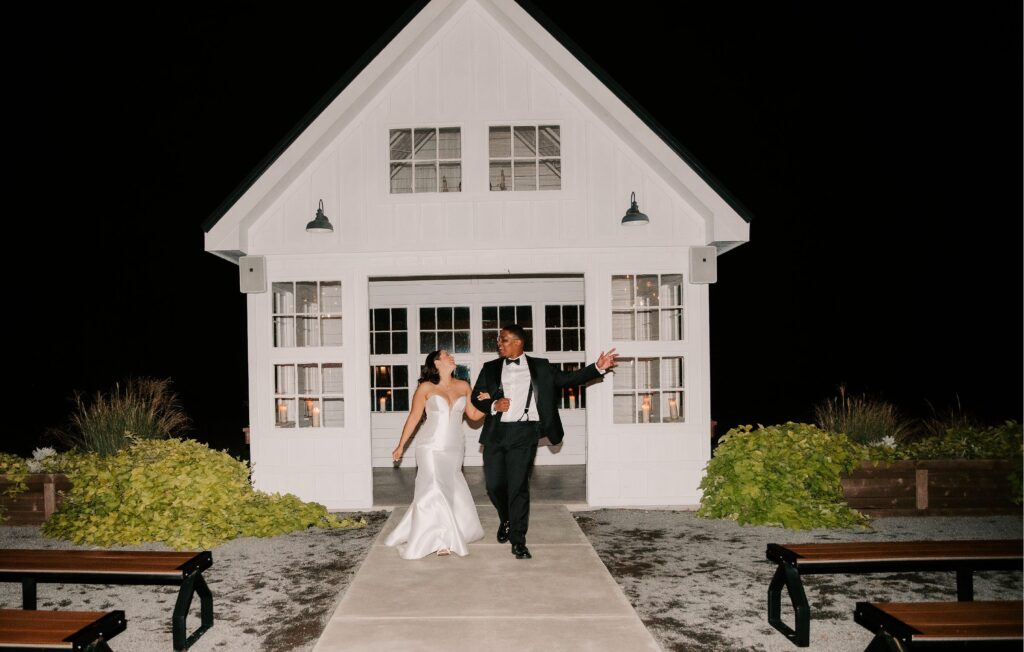 Black and White Modern Wedding at Davis and Grey Farms by Dallas Wedding Photographer Kyrsten Ashlay Photography