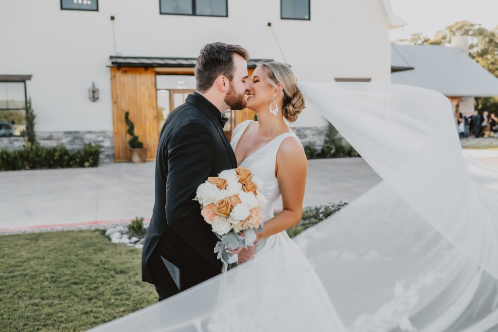 Oak and Ivy Wedding by Dallas Wedding Photographer Kyrsten Ashlay Photography