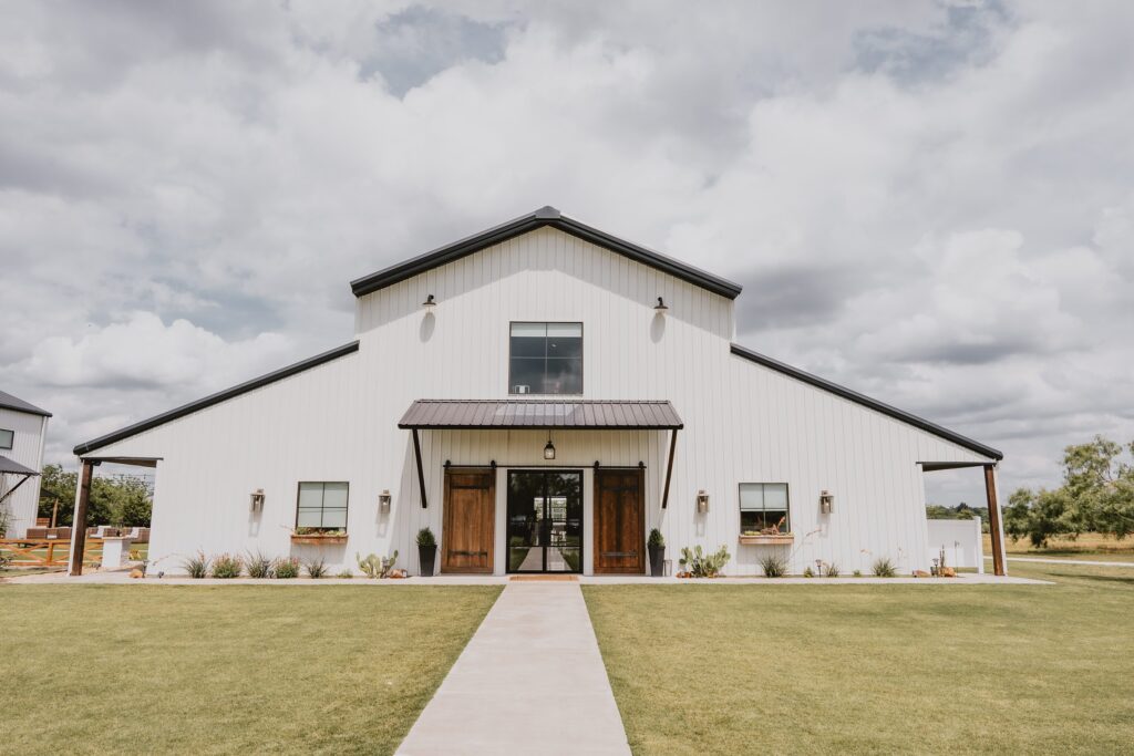 Summer Wedding at Davis and Grey Farms in Celeste TX by Dallas Wedding Photographer Kyrsten Ashlay Photography