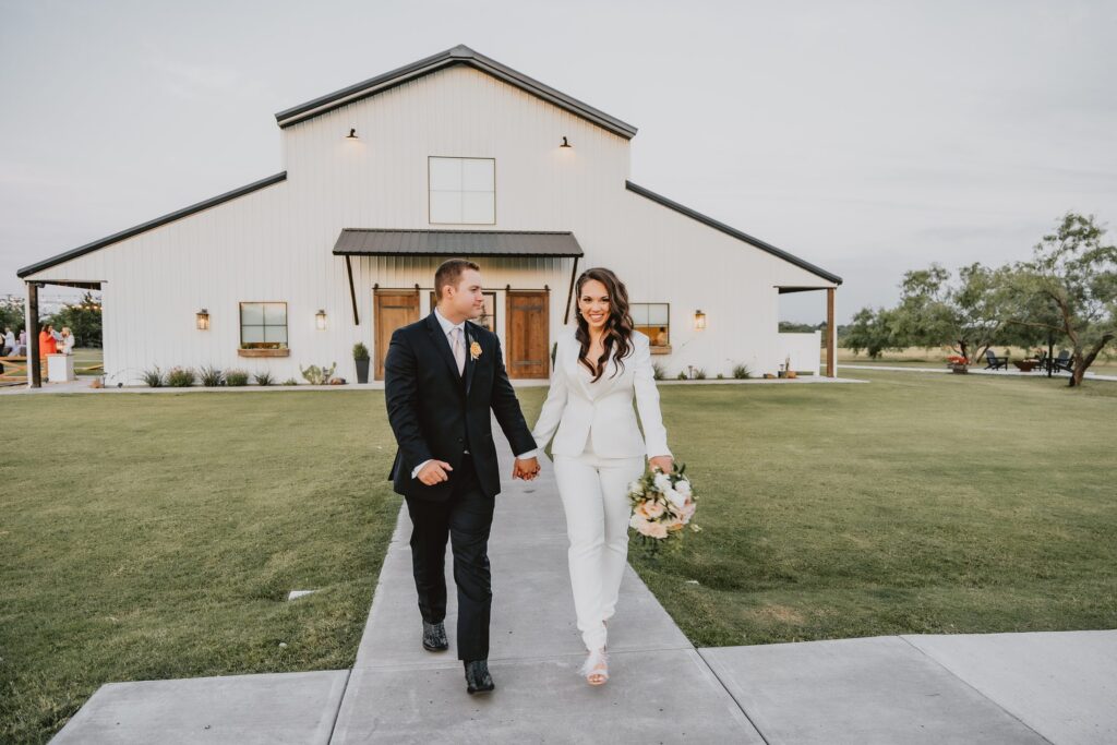 Summer Wedding at Davis and Grey Farms in Celeste TX by Dallas Wedding Photographer Kyrsten Ashlay Photography