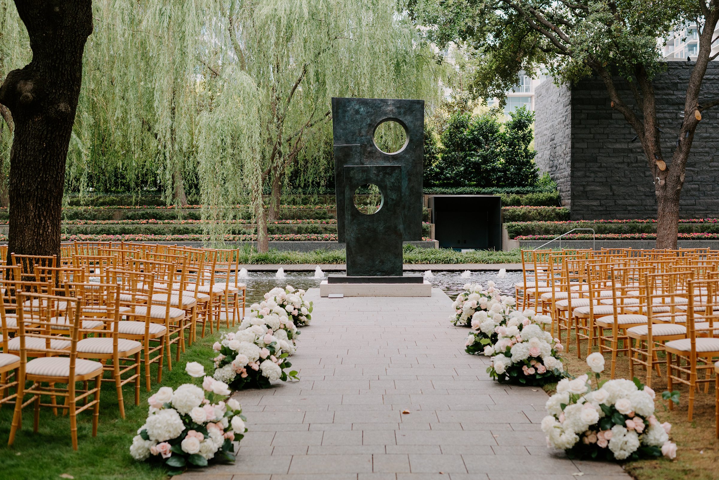 Outdoor wedding ceremony at the Nasher Sculpture Center in Dallas