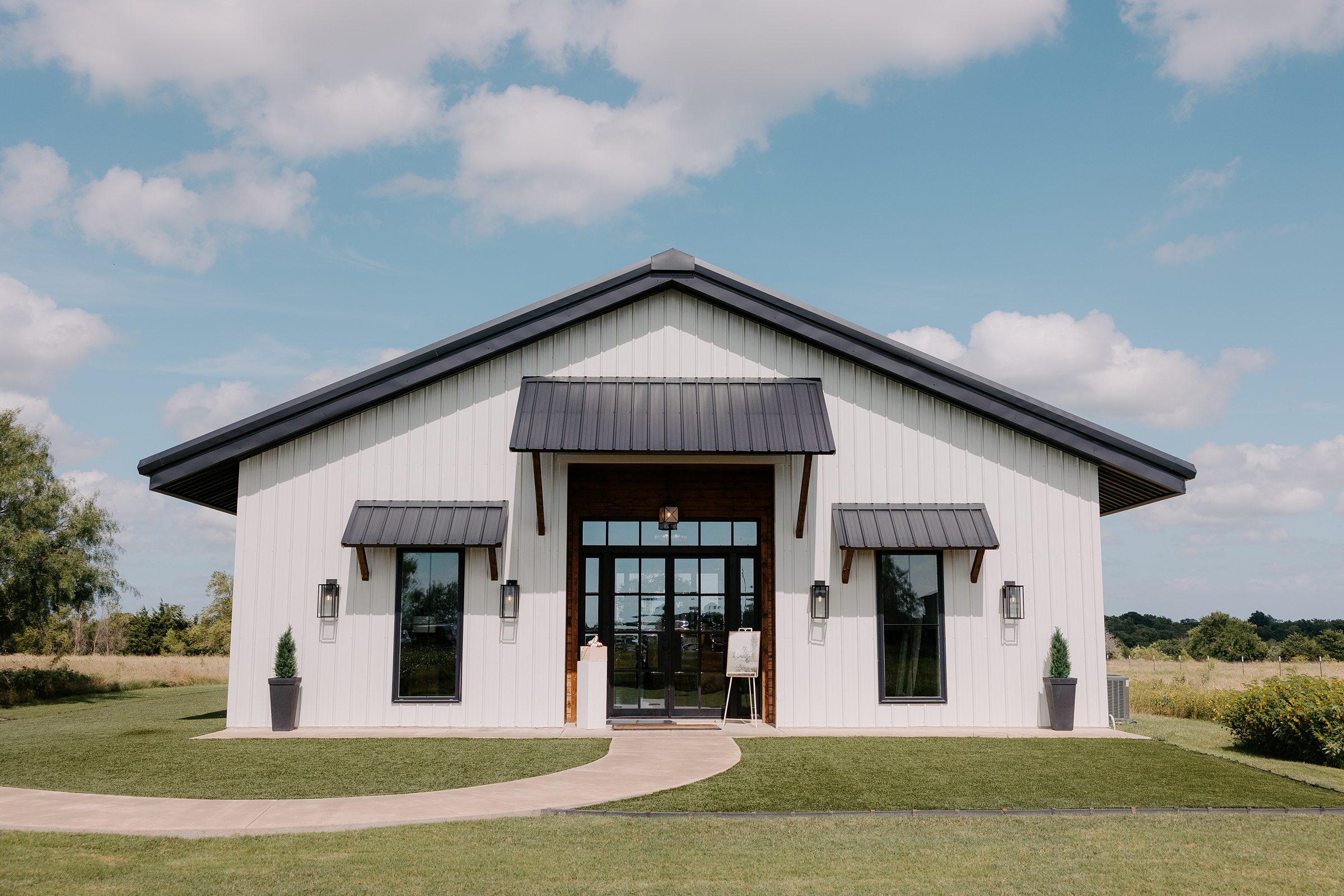 summer wedding DFW North Texas Davis and Grey Farm