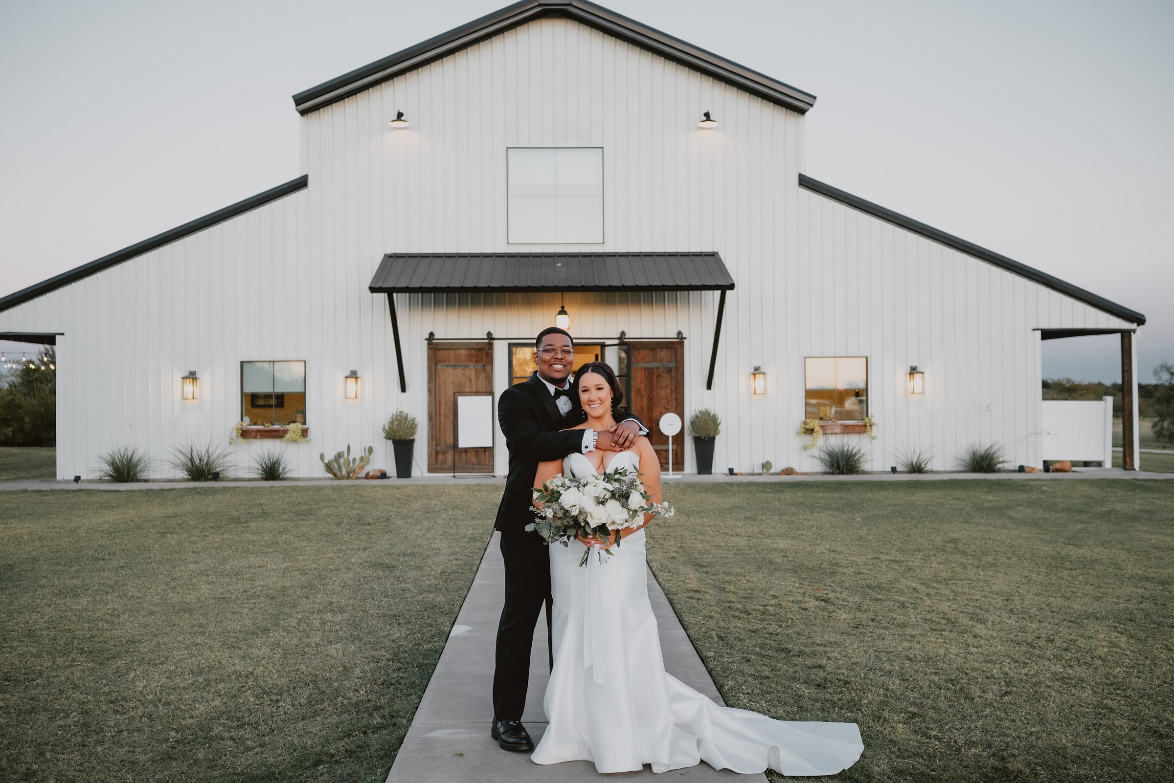 Black and White Modern Wedding at Davis and Grey Farms by Dallas Wedding Photographer Kyrsten Ashlay Photography